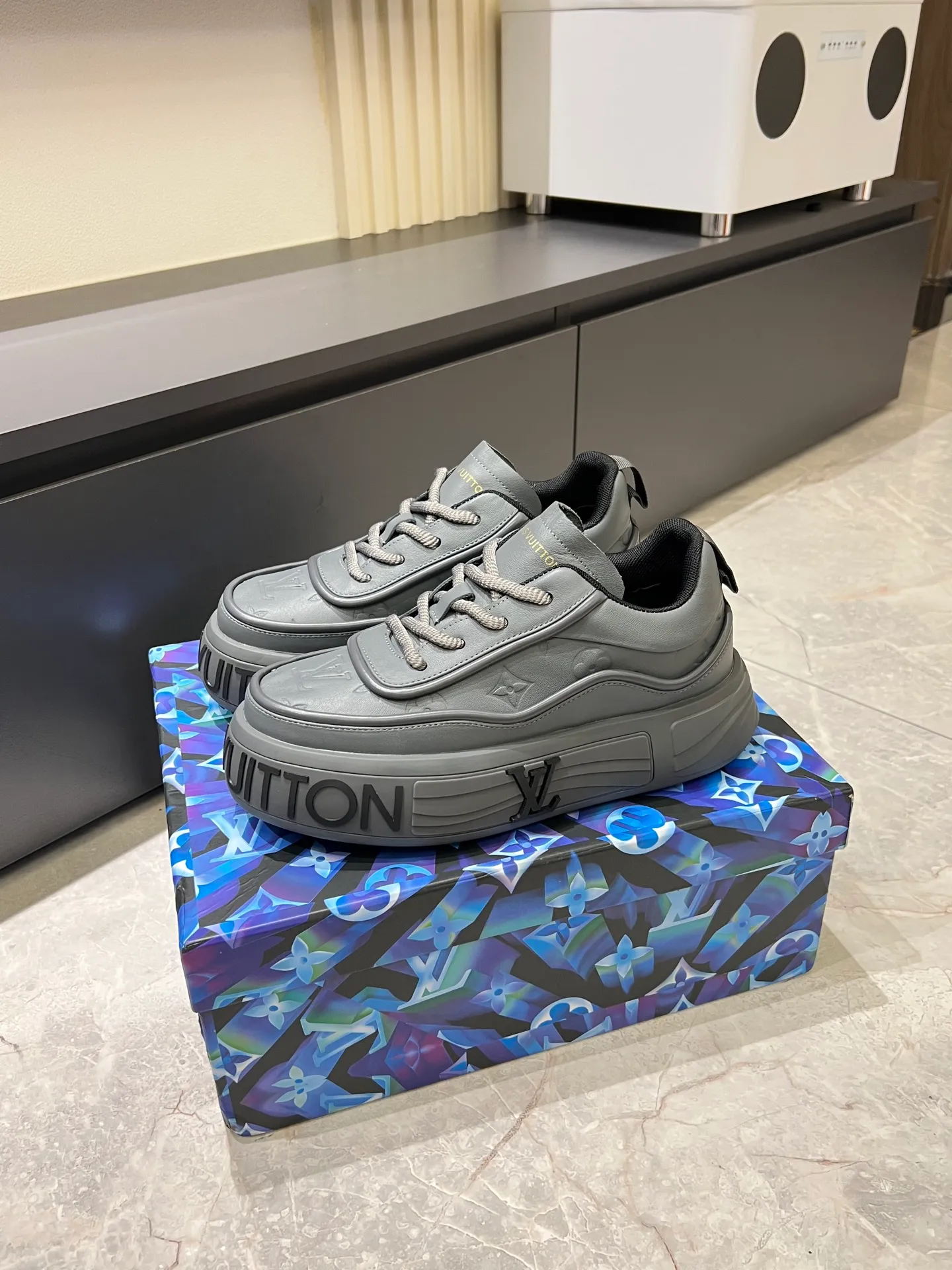 p560 "LOUI* VUITTO*" popular men's casual shoes, genuine development in Italy💯Purchase level quality✔️The upper is made of official website material first-layer cowhide, comfortable and soft sheepskin feet⚡️Fashionable and versatile. The toe last shape is firm and full, and the soles are made from LV original molds and can be freely entered and exited the counter. They are light and comfortable on the foot~purely handmade, details determine the quality! Size:39-44, (38.45 customized)